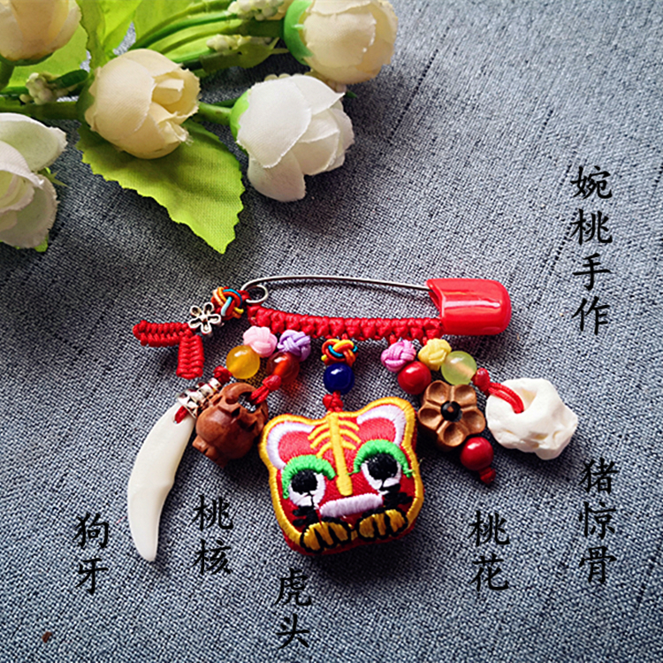 King wormwood embroidery Tiger head incense bag Incense bag Braided rope Dog teeth Pig bone New baby safe and evil pin