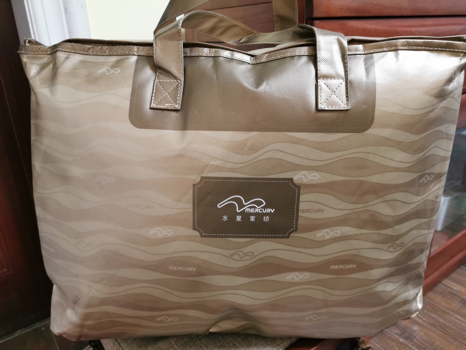 水星家纺旗舰店澳洲进口羊毛抗菌被性价比很高，包装也是蛮有档次！