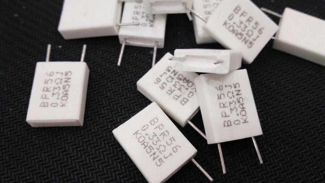 Cement resistance 5W Vertical No sense 0 33R 5W Cement resistance 0 33 UEFA Vertical two feet 10 foot distance