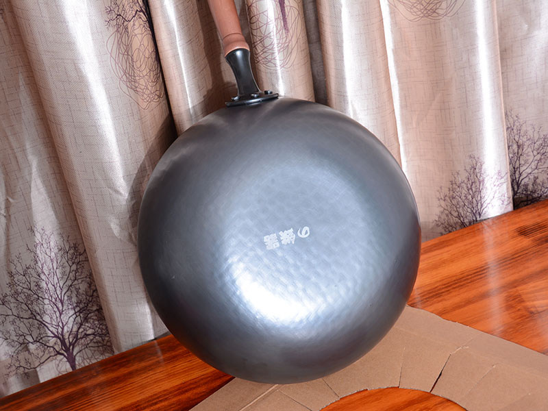 Zhangqiu iron pan old hand forged and beaten flat bottom without coating frying pan without dipping pan cooked iron household gas stove electromagnetic