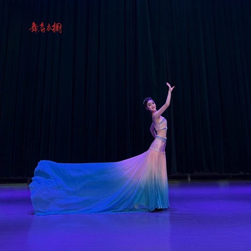 New Dai Ethnic Solo Dance Costume for Dancers, Featuring a Flowing Tail for Elegant Performance, Slim-Fit Ethnic Minority Performance Attire