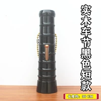 Через несколько черных автомобилей фестиваль с твердым деревом