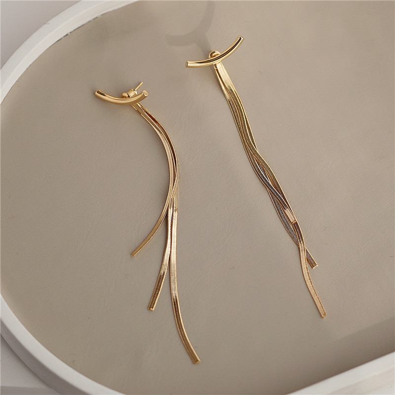 A D Hepburn face slim wear fashionable metal stream long earrings temperament Korean design earrings