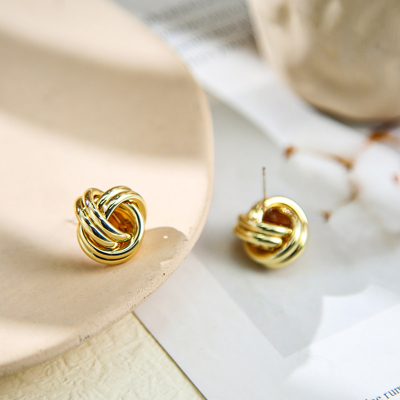 New ear decoration Korean temperament A small crowd design with a small ear pin female personality temperament without ear clip