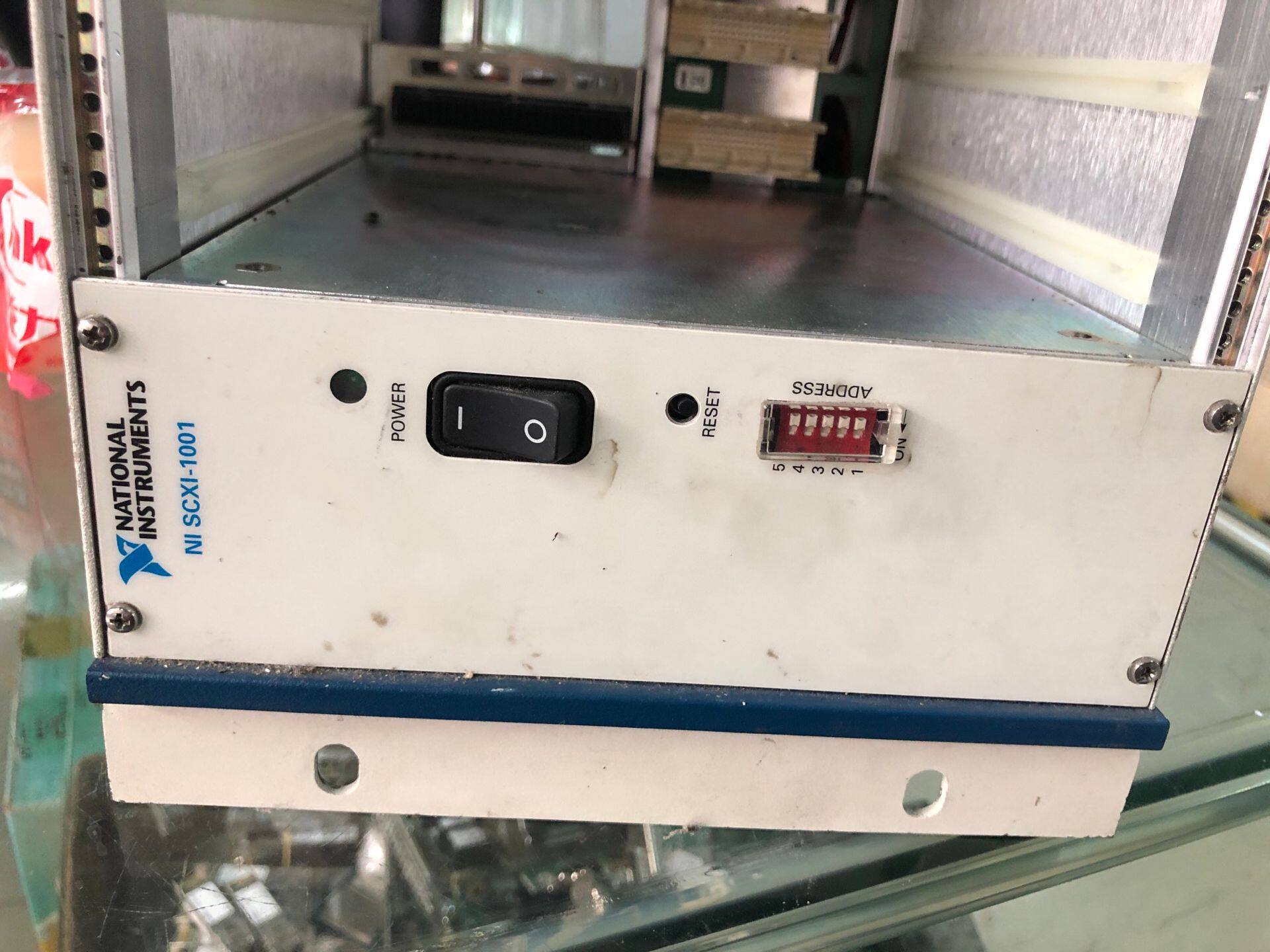 NI SCXI - 1001 Communication Machine