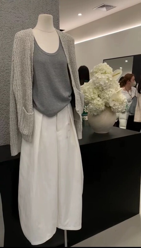 Low Flat Genuine Product ~ Korean Style Knitted Sweater with Long Sleeves + Vest + Banana Pants, New Spring Collection Low Flat Genuine Product ~ Korean Style Knitted Sweater with Long Sleeves + Vest + Banana Pants, New Spring Collection