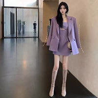Сиреневый пиджак классического кроя, платье-комбинация