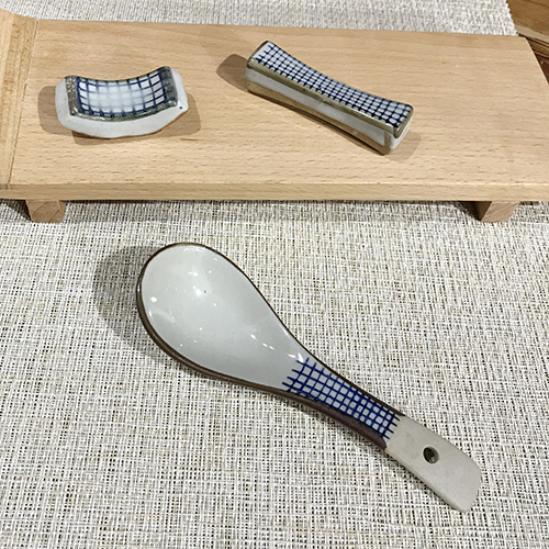 Three points to burn Japanese under the glaze color small spoon, chopsticks rack ceramic tableware to eat spoon practical ultimately responds soup spoon, fashion and move