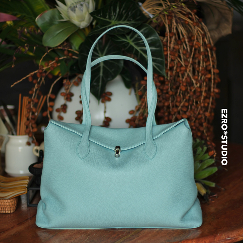 【Ezro】A Simple Tote Bag Made of First-Layer Cowhide Leather, Genuine Leather Shoulder Bag, Large Bowling Bag 【Ezro】A Simple Tote Bag Made of First-Layer Cowhide Leather, Genuine Leather Shoulder Bag, Large Bowling Bag