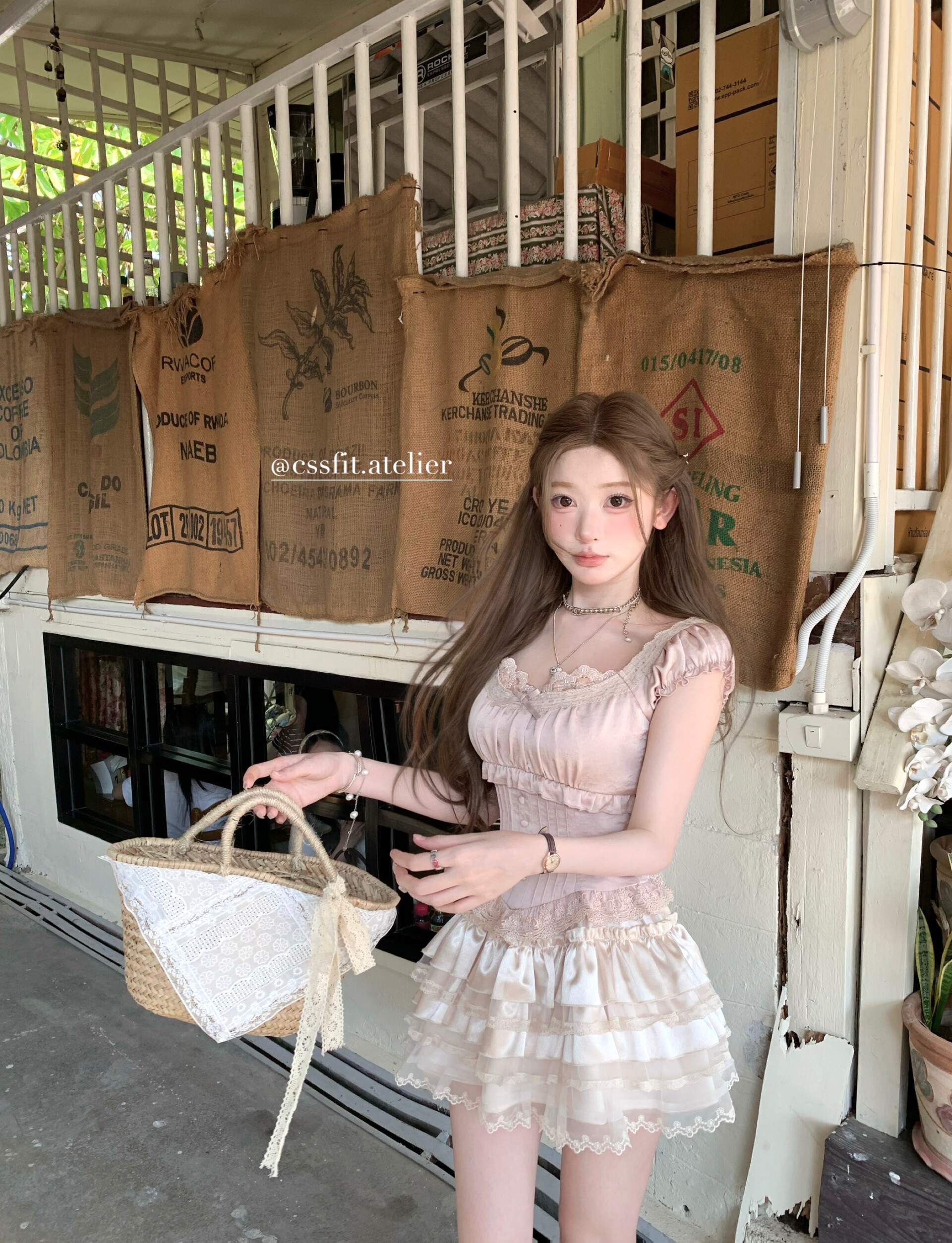 Стильные костюмы 迟伞伞 26/ss 双生樱酪 刺绣钉珠光泽感收腰上衣蕾丝重工蛋糕短裙