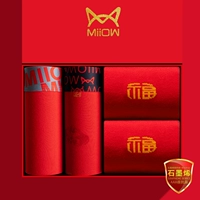 Серебряный шарф + черный шарф + две пары больших красных носков.