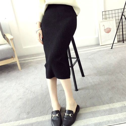 Демисезонная черная цветная шерстяная длинная трикотажная юбка, длина миди, с акцентом на бедрах, высокая талия