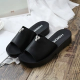 Летние тапочки для матери, нескользящие модные слайдеры, мягкая подошва, для среднего возраста, из натуральной кожи