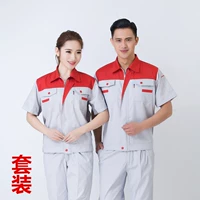 Большой красный верх и светло-серый костюм.