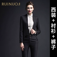 Пиджак классического кроя, рубашка, черные штаны