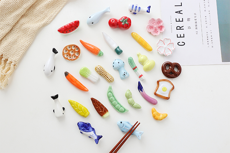 Ceramic express little chopsticks rack creative Japanese household table table chopsticks chopsticks chopsticks holder frame pillow chopstick hold spoon doesn money