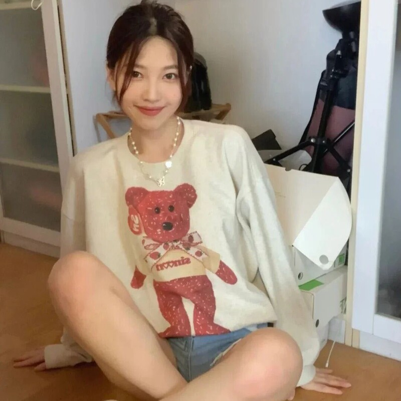 In autumn 2021, the Han edition relaxed new rice bear printed round collar head loose and thin suit woman