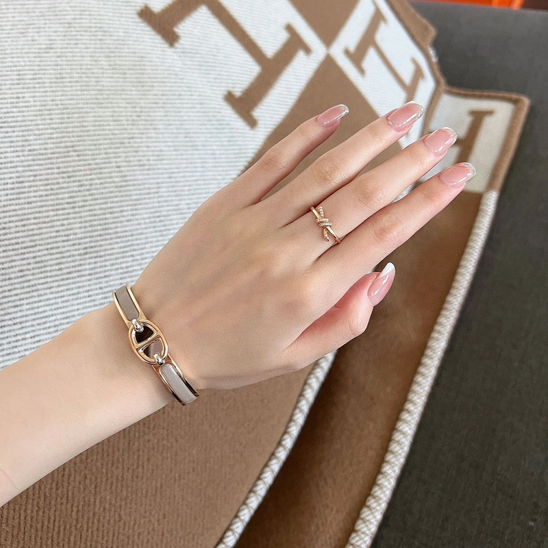 New Heavy-Duty Narrow Version Xiaohongshu Pig Nose Light Luxury Enamel Letter Bracelet for Women, Stylish and Elegant Lock Buckle Bracelet