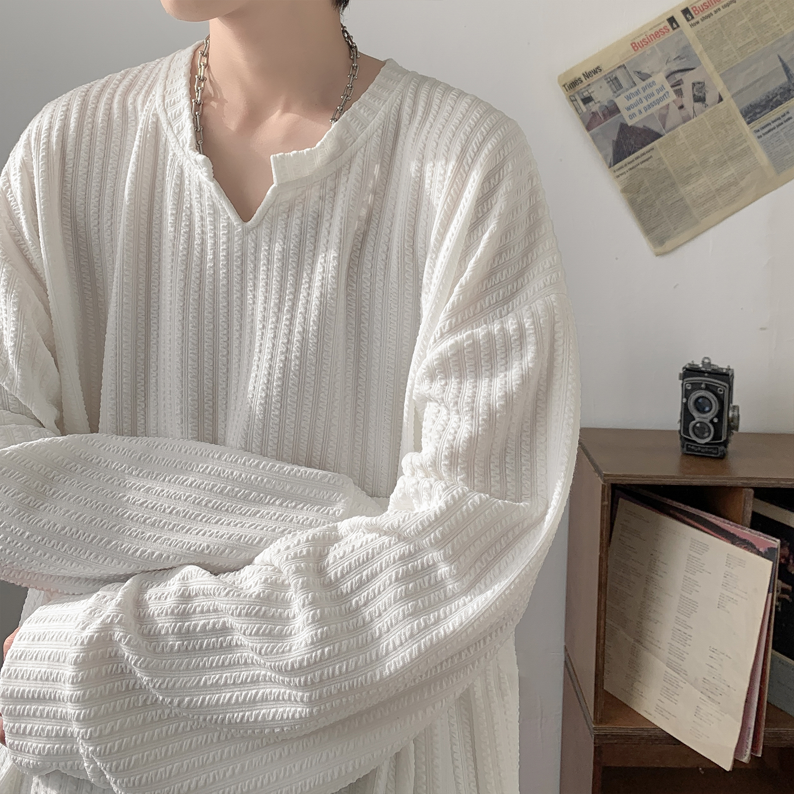 秋冬の男性用テクスチャ V ネック長袖 T シャツ、トレンディーなブランドのルーズなヘビートップ、ハンサムでハイエンドなプラスベルベットのインナーボトムシャツ