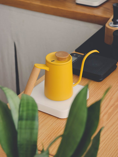 Solid wood handle, yellow hand-brewed coffee pot, stainless steel hanging ear coffee, Japanese retro V60 hand-brewed coffee pot, small