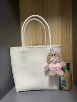 Белый среднего размера. Добавьте в коллекцию и получите в подарок кулон из мехового шарика.