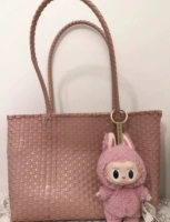 Длинную ручку можно носить на одном плече. Сакура розовая. Добавьте в коллекцию и получите в подарок кулон из мехового шарика.