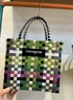 Средне-зеленое дно. Следуйте в магазин, чтобы получить случайные подвески.