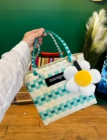 Компания Lake Blue среднего размера. Следуйте и собирайте, чтобы получить случайный кулон.