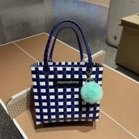 Средняя сине-белая клетка. Соберите и купите бесплатно кулон из мехового шарика.