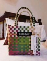 Средний цвет хаки-зеленый. Следуйте в магазин, чтобы получить случайные подвески.