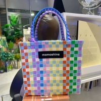 Цвет мороженого среднего кремового цвета. Добавьте в коллекцию и получите в подарок кулон из мехового шарика.