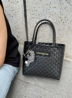 Черный. Собирайте и приобретайте случайные подвески.