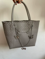 Серый среднего размера. Соберите и купите бесплатно кулон из мехового шарика.