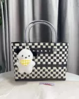 Длинная черная цветочная композиция