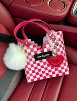 Розовый. Следуйте в магазин, чтобы получить случайные подвески.