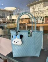 Небесно-голубой, средний Соберите и купите бесплатно кулон из мехового шарика.