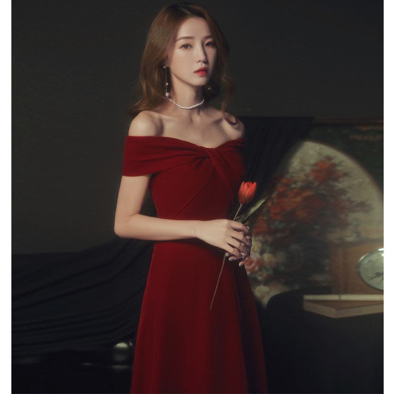 Straight shoulder toast brides 2022 new summer wines red wedding evening gowns can normally be worn with a thin atmosphere