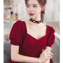 The fugitive princess toast bridal wine red engagement dress dress can usually be worn back to the door to show a thin woman in winter