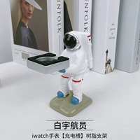 Apple, часы с зарядкой, трубка, космонавт