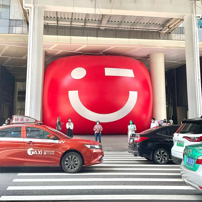 World Smile Day Inflatable smiley ball Creative installation in the atrium of the shopping mall Air-holding PVC clip mesh model customization