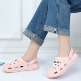 Тапочки в стиле Crocs, нескользящие босоножки, мультяшные женские мюли на платформе, летние женские тапочки, популярно в интернете, закрытый носок, подходят для носки на улице