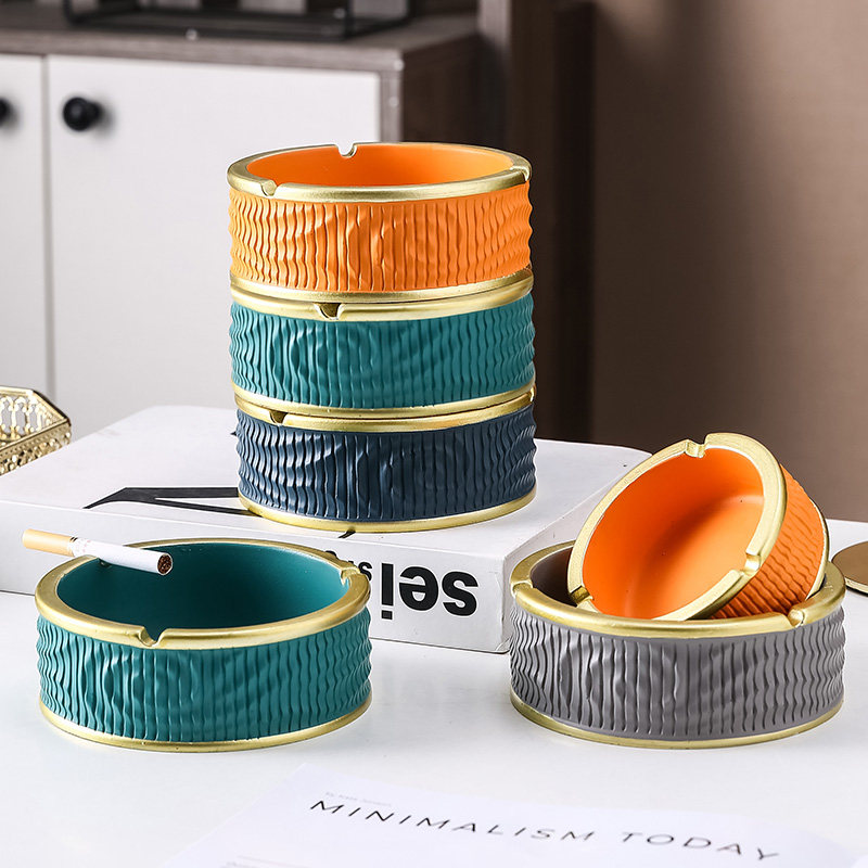 Light Extravagant Creative Personality Trends Cigarette Ash Trays Home Living Room Tea Table Big ceramic Tobacco Vat Office Fashion Swing