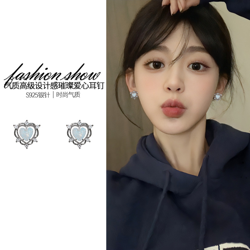 Loving Ear Nail Woman Silver Color Small Crowddesign Sensation Level 2022 New Tide Earrings Small And Delicate Earrings Autumn Winter-Taobao