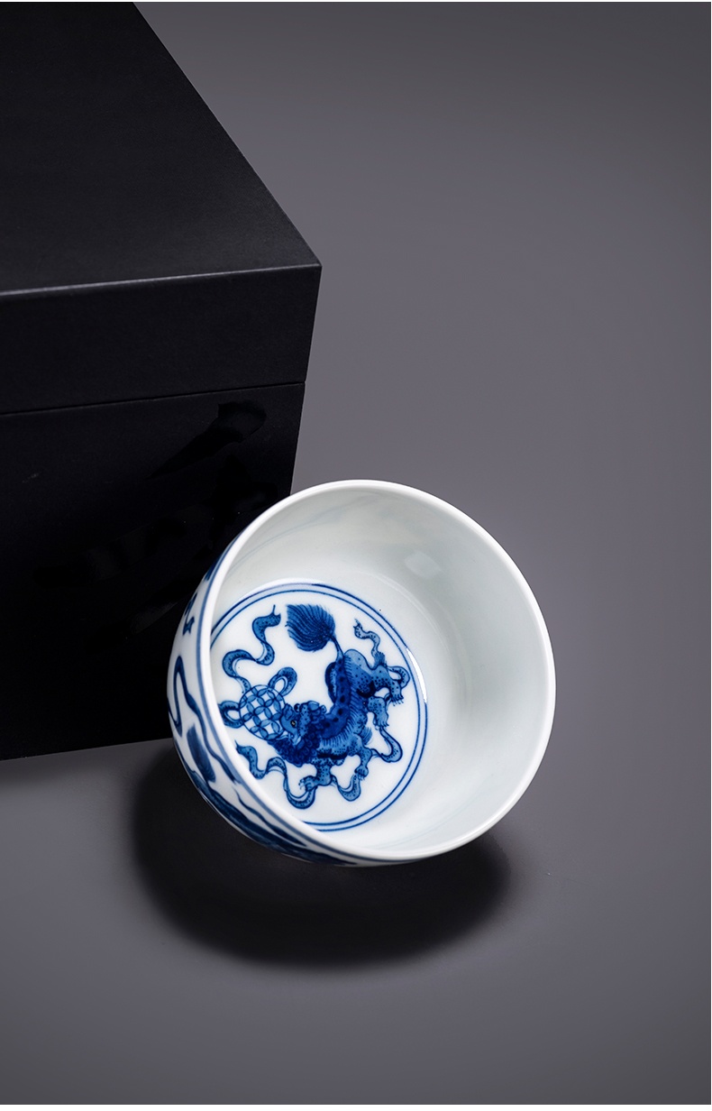 The Jingdezhen blue and white unicorn hand - made maintain master cup single CPU ceramic bowl kung fu tea tea tea cup