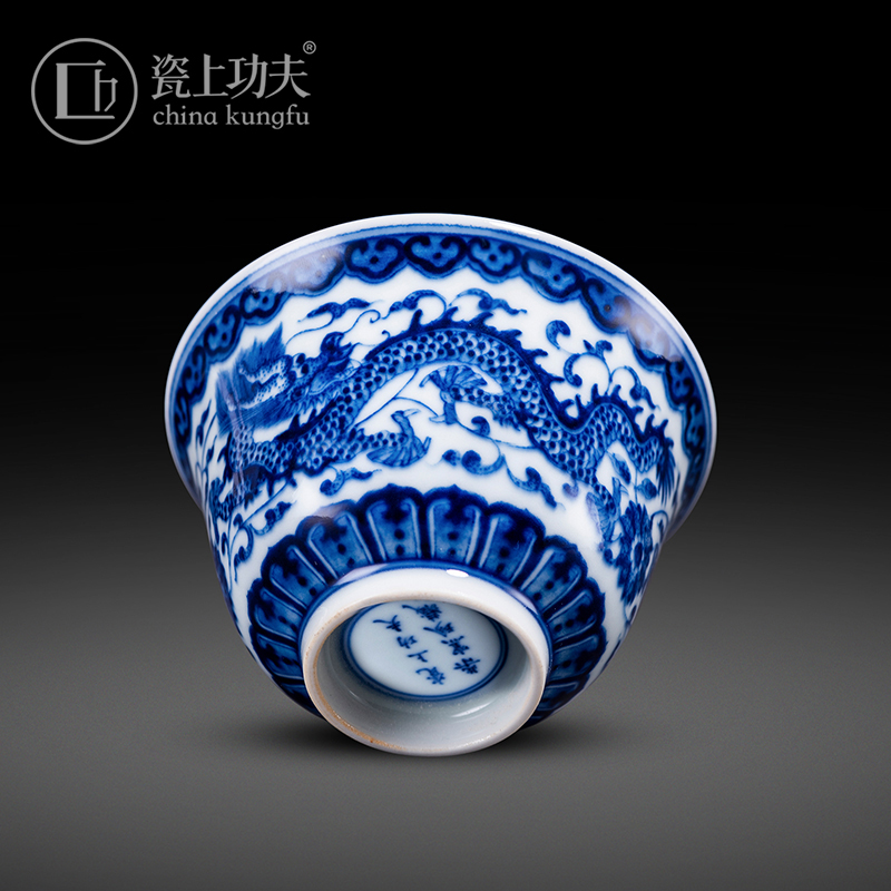 Ware jingdezhen blue and white maintain kung fu masters cup on dragon hand - made of high - end kung fu tea sample tea cup a cup of tea