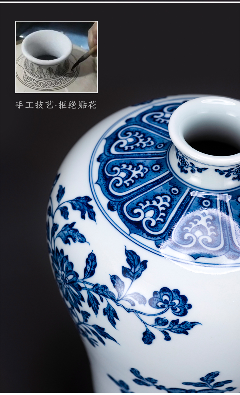 Jingdezhen blue and white porcelain vase sanduo mei blue and white porcelain bottle of new Chinese style living room furnishing articles antique porcelain restoring ancient ways