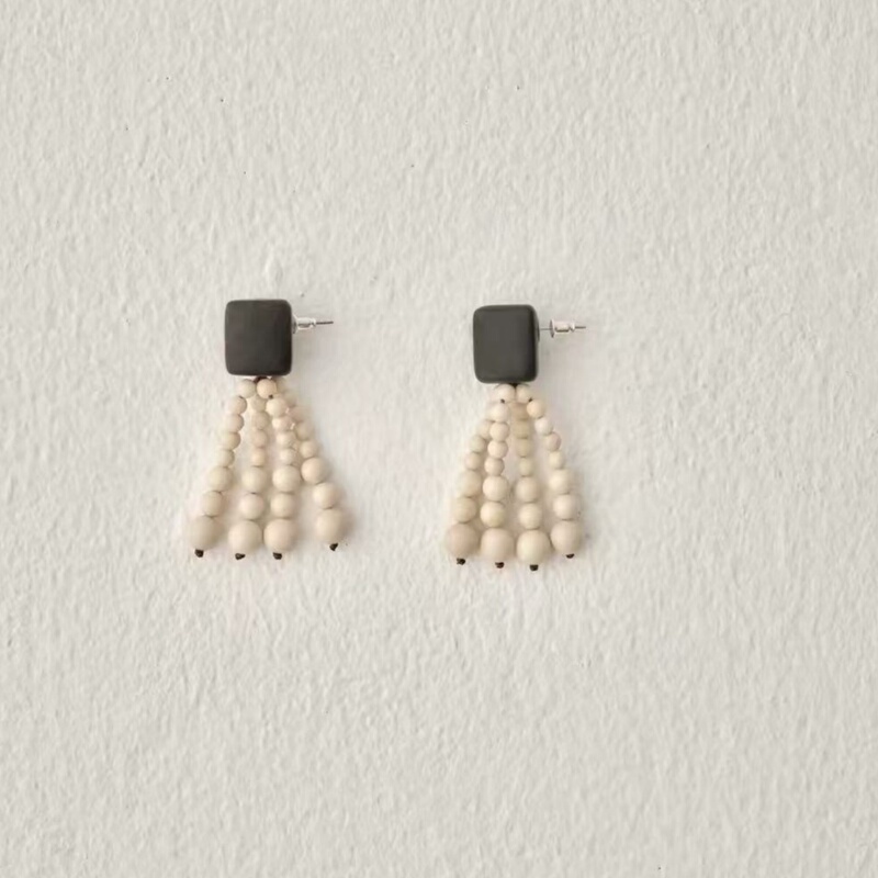 Artistic and Simple Geometric Wooden Ornaments with Dynamic Beaded Tassels, Elegant and Beautiful, with a Cool and Sophisticated Temperament Artistic and Simple Geometric Wooden Ornaments with Dynamic Beaded Tassels, Elegant and Beautiful, with a Cool and Sophisticated Temperament
