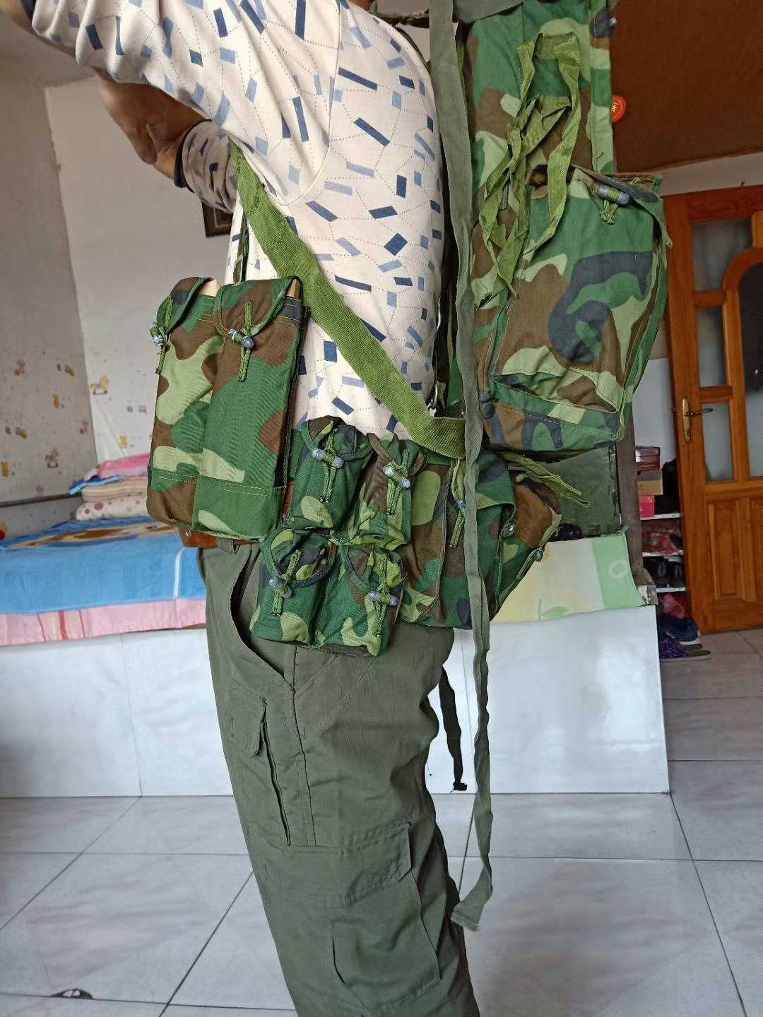 Military fans old inventory camouflage paratrooper carrying equipment old-fashioned camouflage paratrooper backpack messenger bag collection