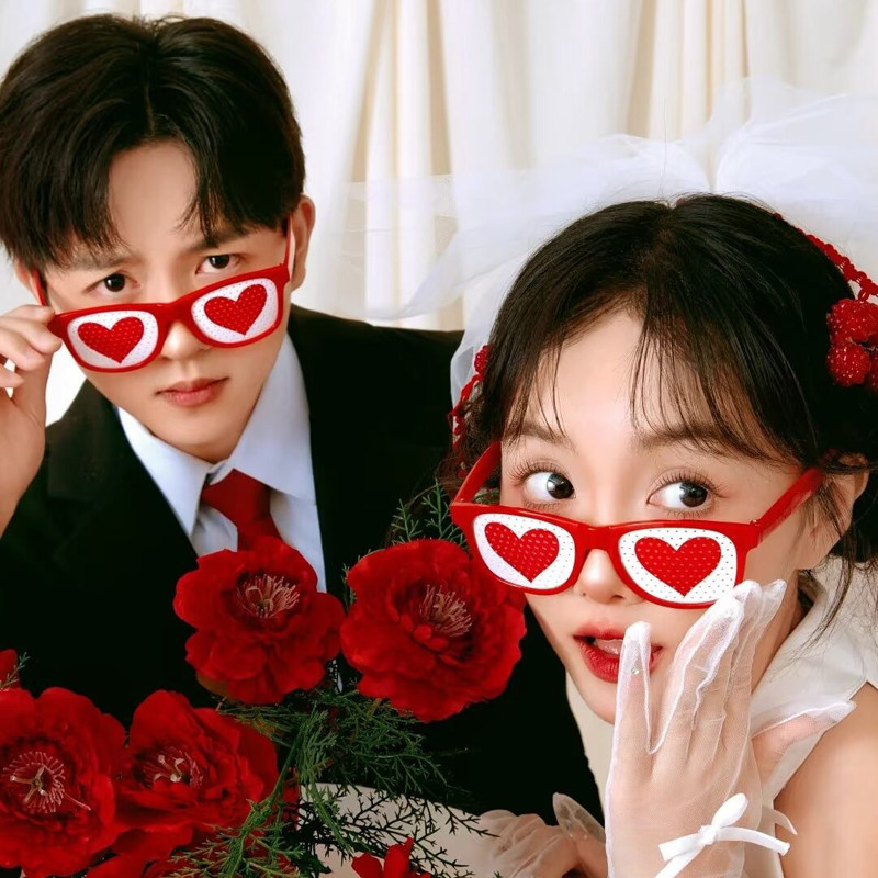 Wedding Photos, Engagement Photo Props, Sunglasses, New Chinese-Style Wedding, Bride, Xiuhe Robe, Certificate Holding
