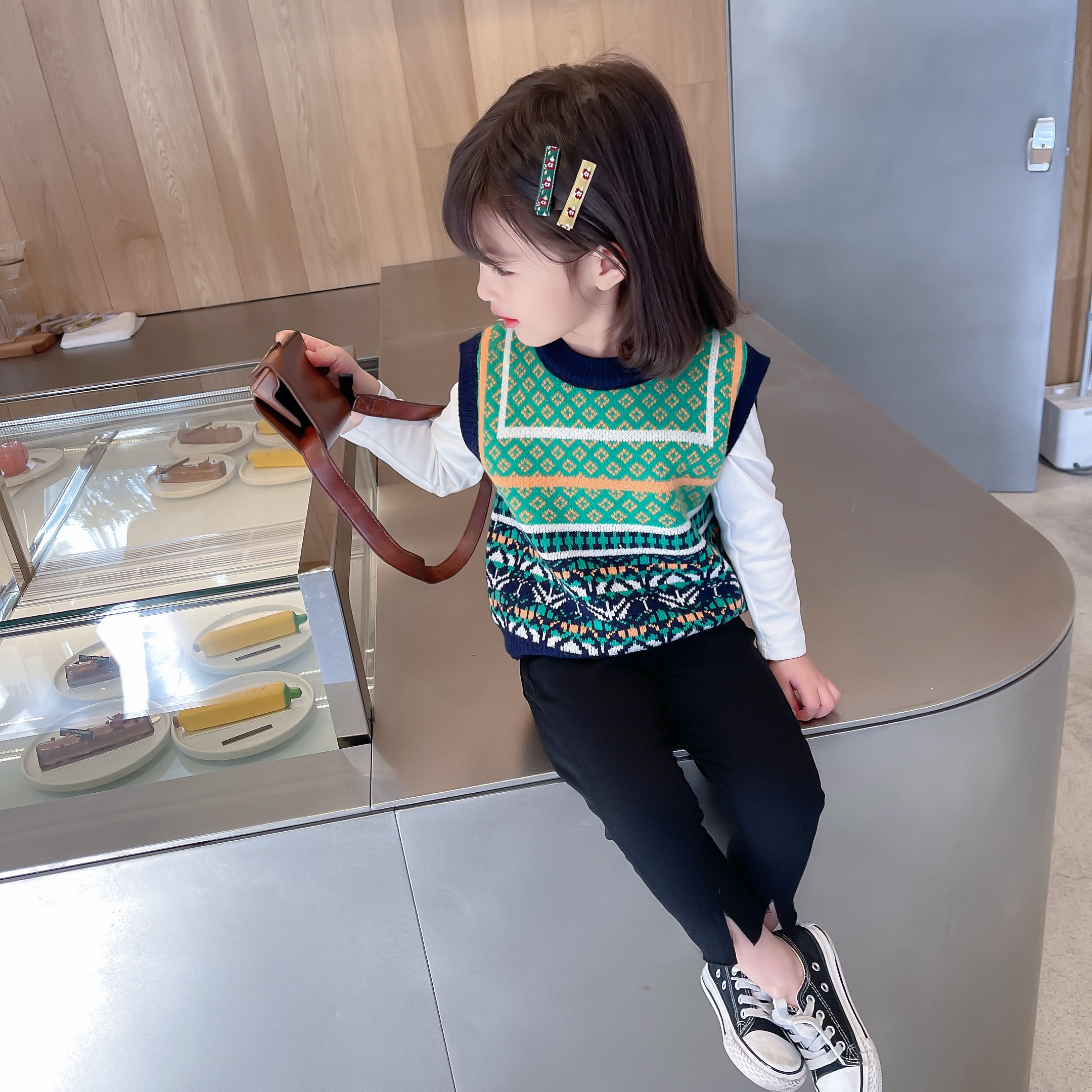 Girl's retro sweater waistcoat 2022 Spring loaded with new female baby Han version foreign vest jacquard needle weaseled blouse